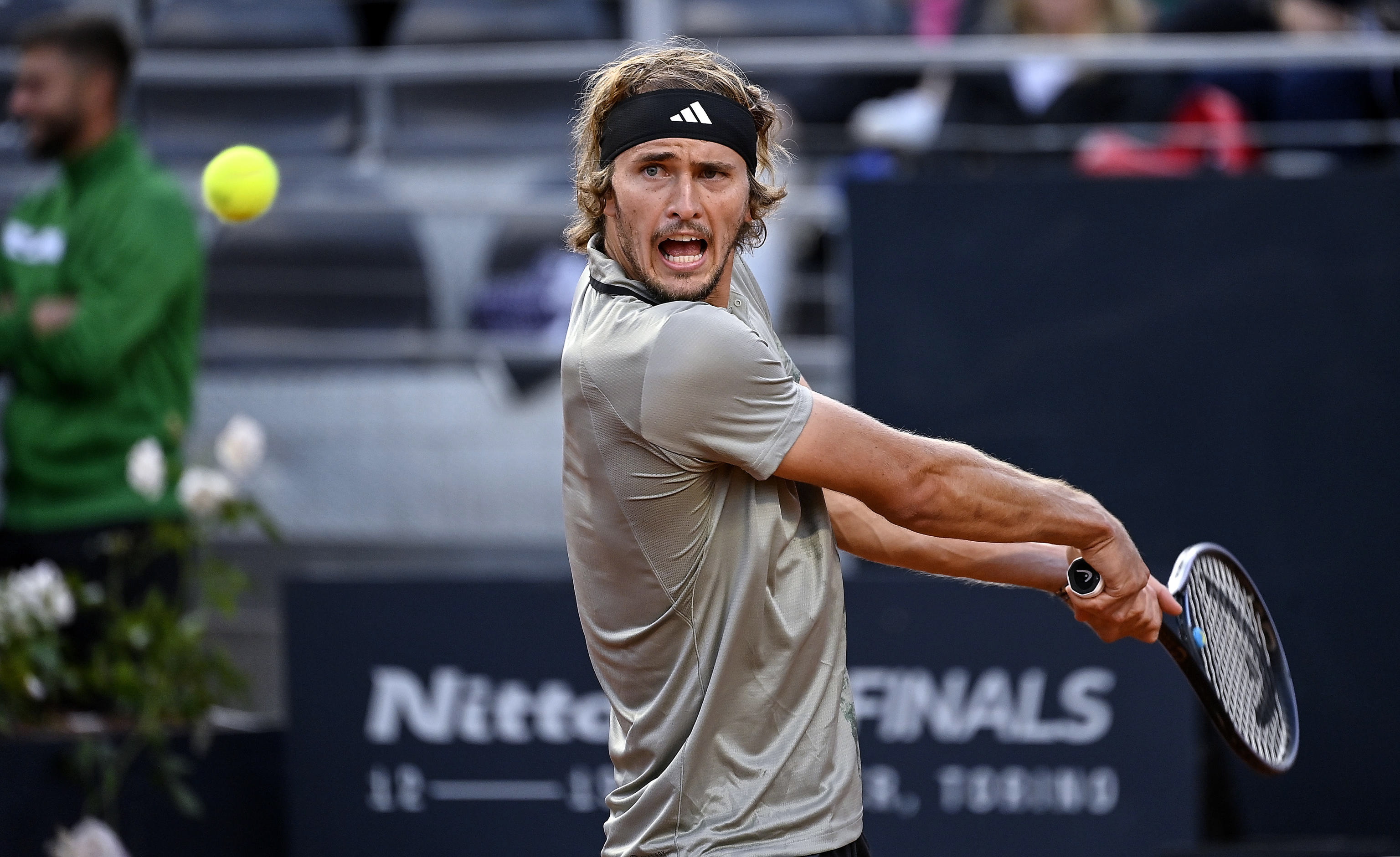 九游体育-意大利网球队翻盘法国网球队,兹维列夫惊艳世界